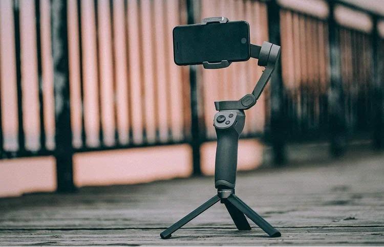   Một chiếc Tripod mini dùng để quay phim bằng điện thoại.